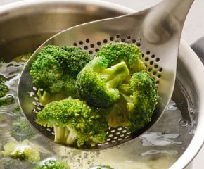 브로콜리 데치기